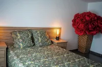 Villa for 10 Guests with Pool, Surrounded by Trees, Just 15 Min from Bordeaux