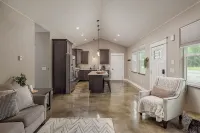 Stoneridge Place Cottage #2 - Vacation or Executive Retreat 2BR 2BA Garage!