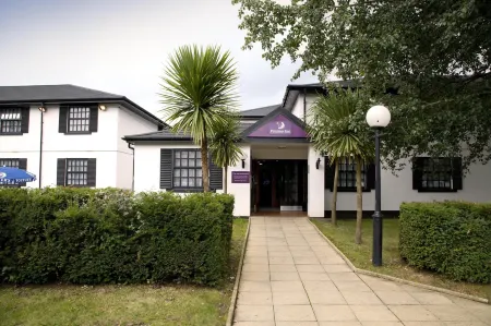 Premier Inn Cobham Отели в г. Кобем