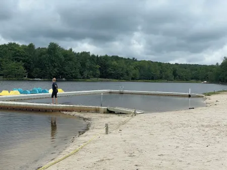 Contemporary, Comfortable, Well Appointed Home with 4-6 person Hot Tub!