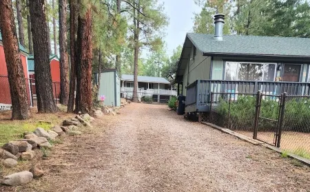 Cabin in Strawberry Cool for Summer. Warm for Winter. Pine trees, Elk, and Relax Отели в г. Строберри