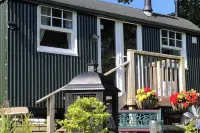 1 Bedroom Cabin Sleeps 2 Private Garden WiFi Hotels in Camelford