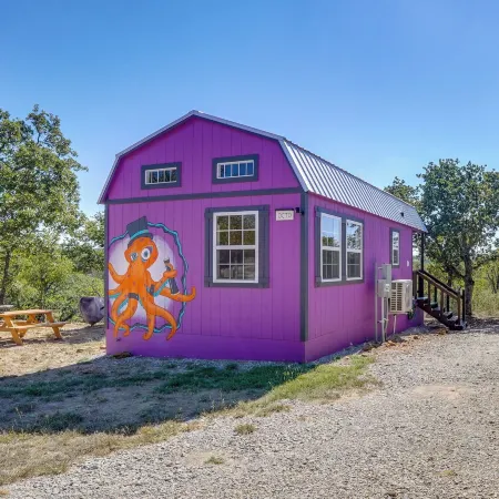 Whimsical Cabin w/ Grill < 4 Mi to Lake Brownwood!