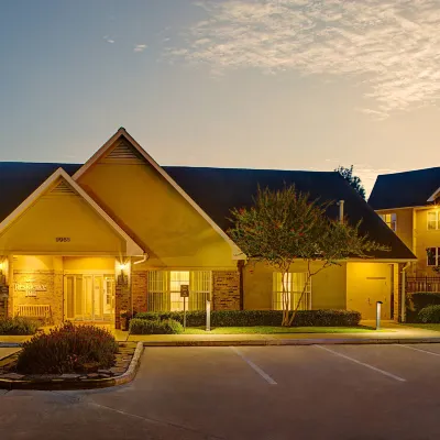 Residence Inn Houston Westchase on Westheimer Отели рядом с достопримечательностью «Торговый квартал Харвин-Драйв»
