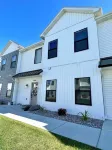 New Towhhome in heart of Idaho Falls walk to WalMart. 4 Bedroom sleeps 8