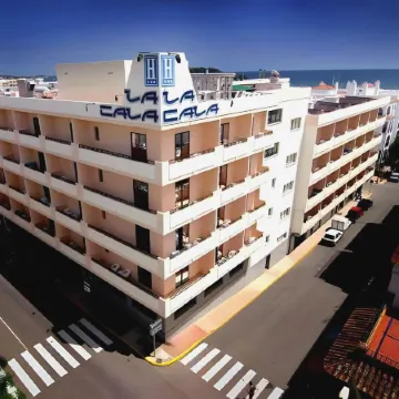 Invisa Hotel la Cala Отели рядом с достопримечательностью «Пристань для яхт Санта-Эулалия»