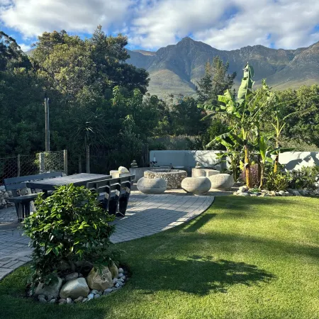 A Riverbed Guesthouse