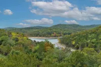 Table Rock Lookout Duo - Spacious Balcony