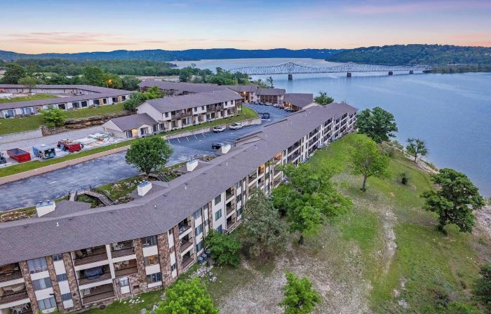 Lakefront Oasis Amazing Views!