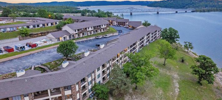 Lakefront Oasis Amazing Views! Hotele w: Stone County