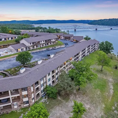 Lakefront Oasis Amazing Views!
