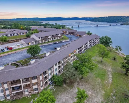 Lakefront Oasis Amazing Views! Hotels in Stone County