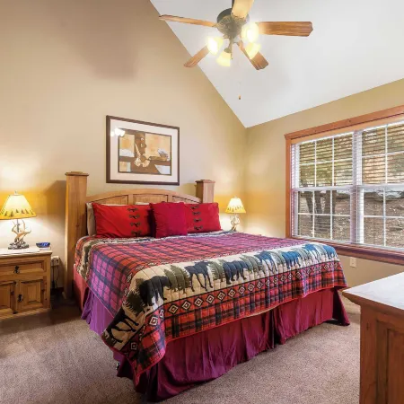 Creekside - 2 Bdr Resort Cabin in Epic Location!