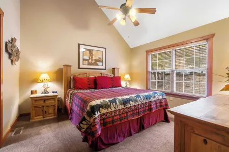 Creekside - 2 Bdr Resort Cabin in Epic Location!