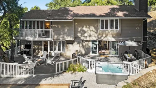 Hidden Oaks Farmhouse by AvantStay Hot Tub Deck