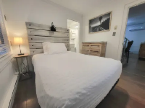 PRIVATE BEACH: A SLICE OF HEAVEN @ NIANTIC W/ 6 QUEENS 1 FULL BED Hotels in Niantic