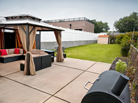 Charming Oasis with Cold Plunge and Fire Pit - Spacious Modern Retreat