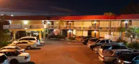 Express Inn & Suites - 5 Miles from St Petersburg Clearwater Airport - parking