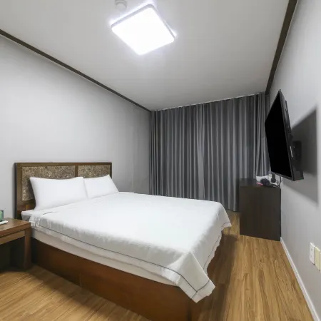 Yousung hotel Отели рядом с достопримечательностью «Пляж Хамдеок»