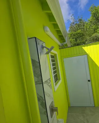 Sunset Escape Villa, 2 bedroom, hot tub, outdoor shower! Plan your Escape now! Hotels in 