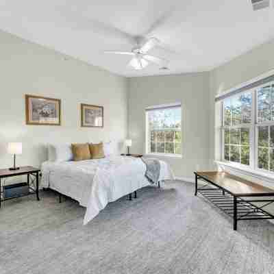 Peaceful 2BR Condo by Golf Course & Pools Rooms