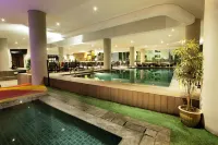 Golden Tulip Pontianak - Pool
