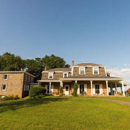 Elegant Bayview Victorian Home; walk to beach