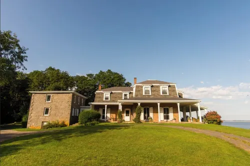 Elegant Bayview Victorian Home; walk to beach