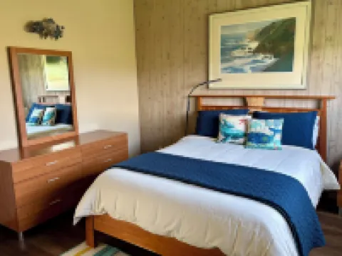 "The Birds" Easy Walk to the Beach, Hot Tub, Fireplace, Pet Friendly