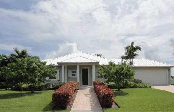 西區巴哈馬的帶碼頭綠屋，老巴哈馬日