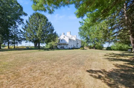 平靜的四卧室度假屋，周圍風景優美