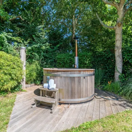 Charming 8-person Villa With hot tub Near the Forest