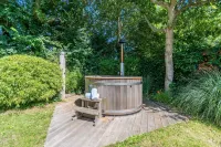 Charming 8-person Villa With hot tub Near the Forest