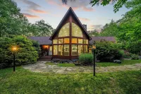 Lake Harmony Chalet w/ Hot Tub & Arcades Near Beaches, Ski & Trails Everpine Lodge by Avantstay
