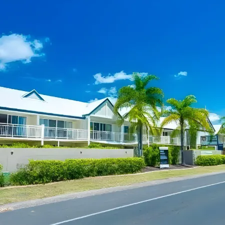 At the Sound Noosa Motel Отели рядом с достопримечательностью «Торгово-развлекательный центр Noosa Junction»