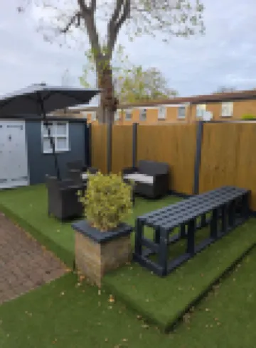 Charming 2 Bedroom Luxurious Home in Thamesmead South East London Hotels near أبي وود