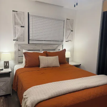 Cozy 2Br • Firepit • Minutes to Downtown & UW Campus • Near Lake Winnebago