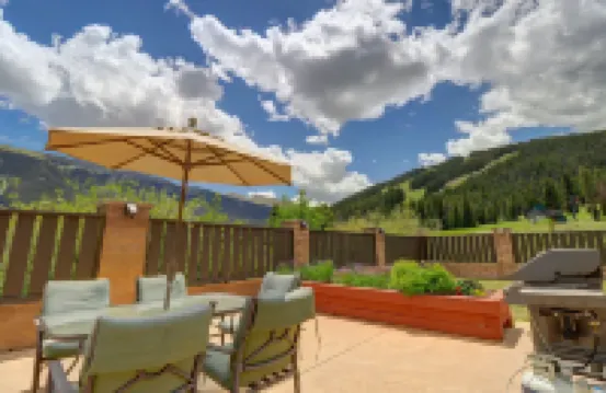 ห้องโรงแรมที่สมบูรณ์แบบ พร้อมสระว่ายน้ำที่ทำความร้อน และทางเดินออกไปสกี - CV210A โดย Redawning