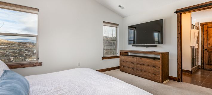 Summer by the Lake! Beautiful Swimming Pool, Patio w Hot Tub and BBQ Nature Trails Hiking Biking Hotels in Wasatch County