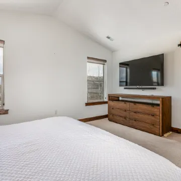 Summer by the Lake! Beautiful Swimming Pool, Patio w Hot Tub and BBQ Nature Trails Hiking Biking