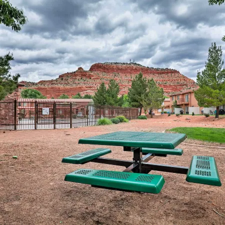 Kanab Condo w/ Pool & Patio, 30 Mi to Zion NP