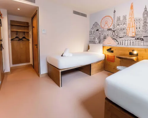easyHotel Valencia Ciutat Vella Hotels near Campanar