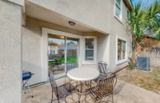 Cozy Spacious Home With Private Backyard and Patio, Near Shopping