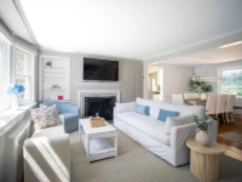 Family Cottage with 4 King Beds Hotels in Norwalk