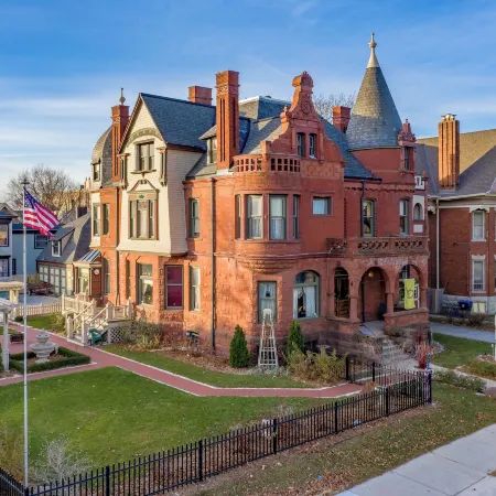 Schuster Mansion Bed & Breakfast Отели рядом с достопримечательностью «Миллер Парк»