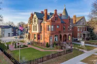Schuster Mansion Bed & Breakfast - Airport Shuttle