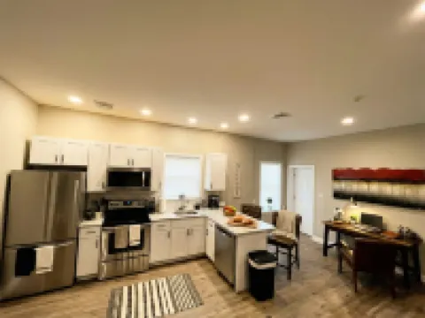 Charming Loft with Exposed Brick and Hardwood Floors - Stylish Retreat Hotéis em 