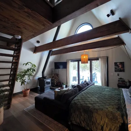 The Acorn of Little Sand BaySecluded, Wooded, and Dog Friendly!