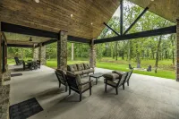Lakefront Estate on 26 Acres: Hot Tub & Games - Boutique