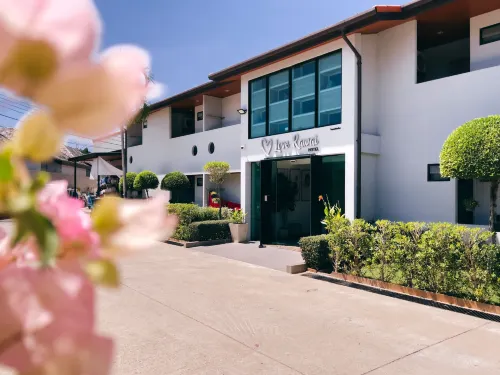 โรงแรมเลิฟราไวย์